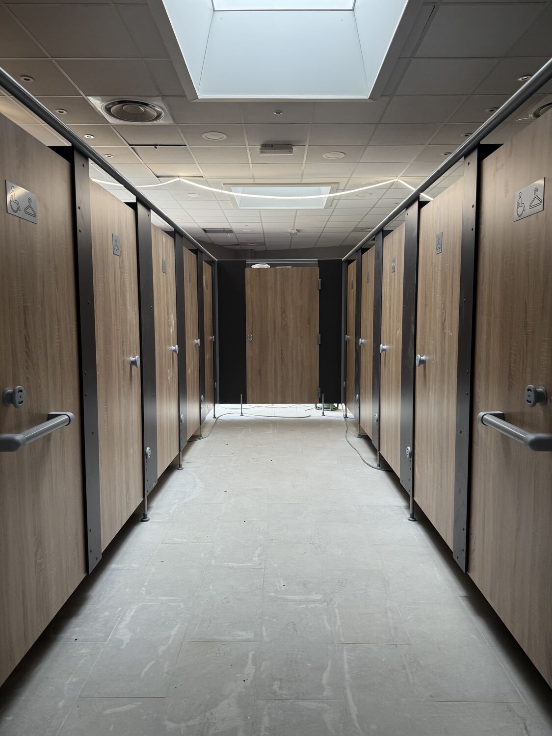 Cabines PMR et vestiaires compact stratifié