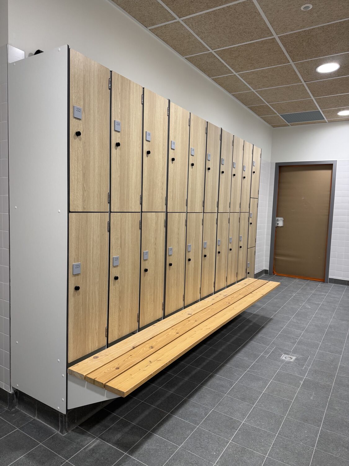 Casiers vestiaires numérotés avec banc