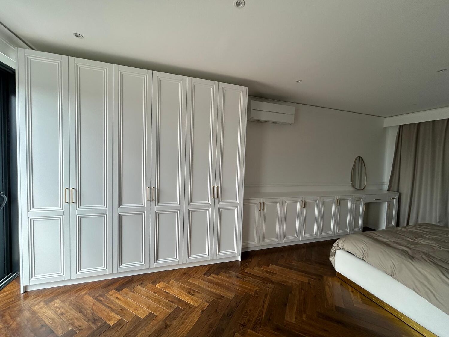 Dressing laqué blanc à moulures