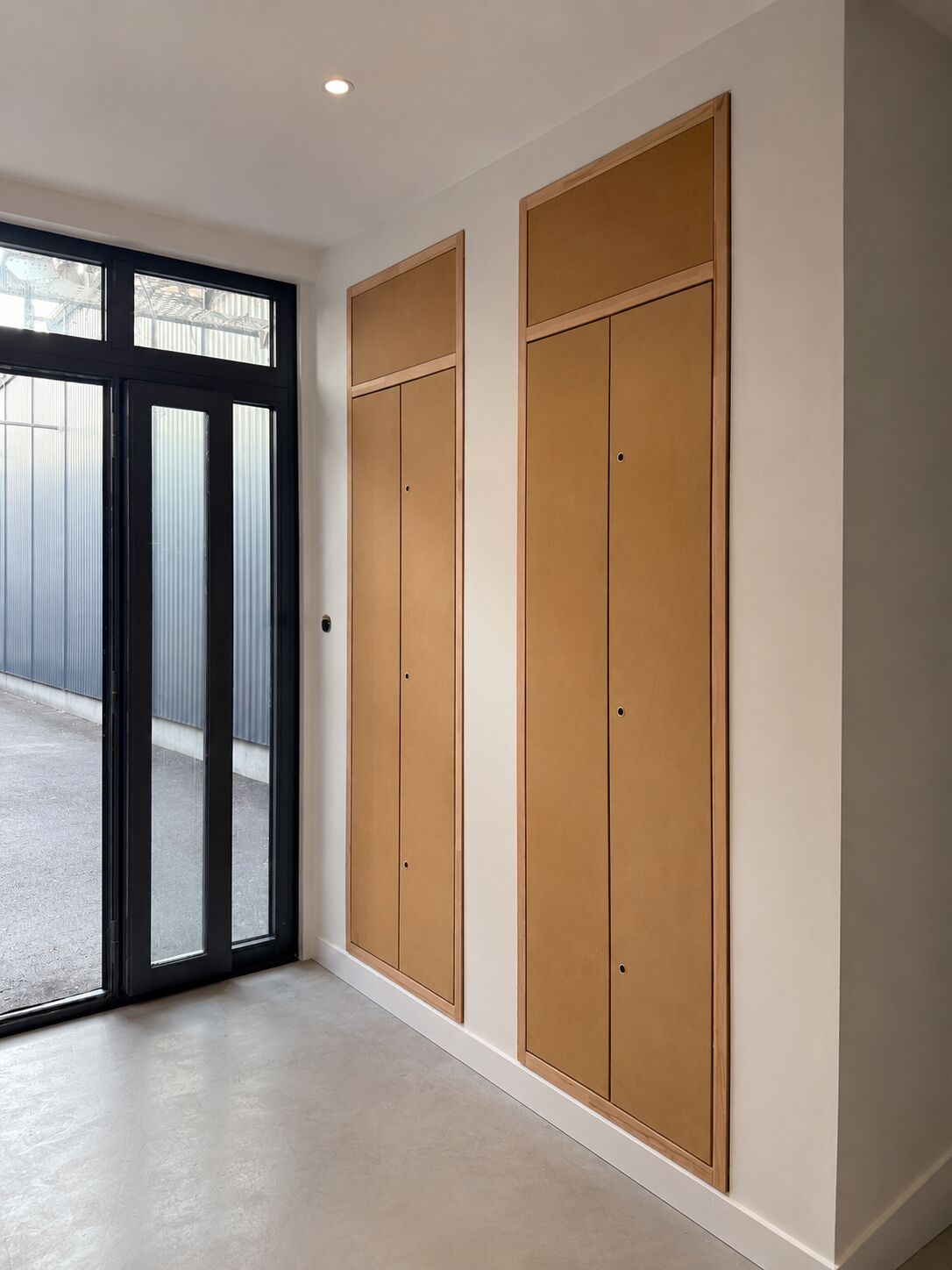 Portes techniques encastrées toute hauteur avec cadres bois