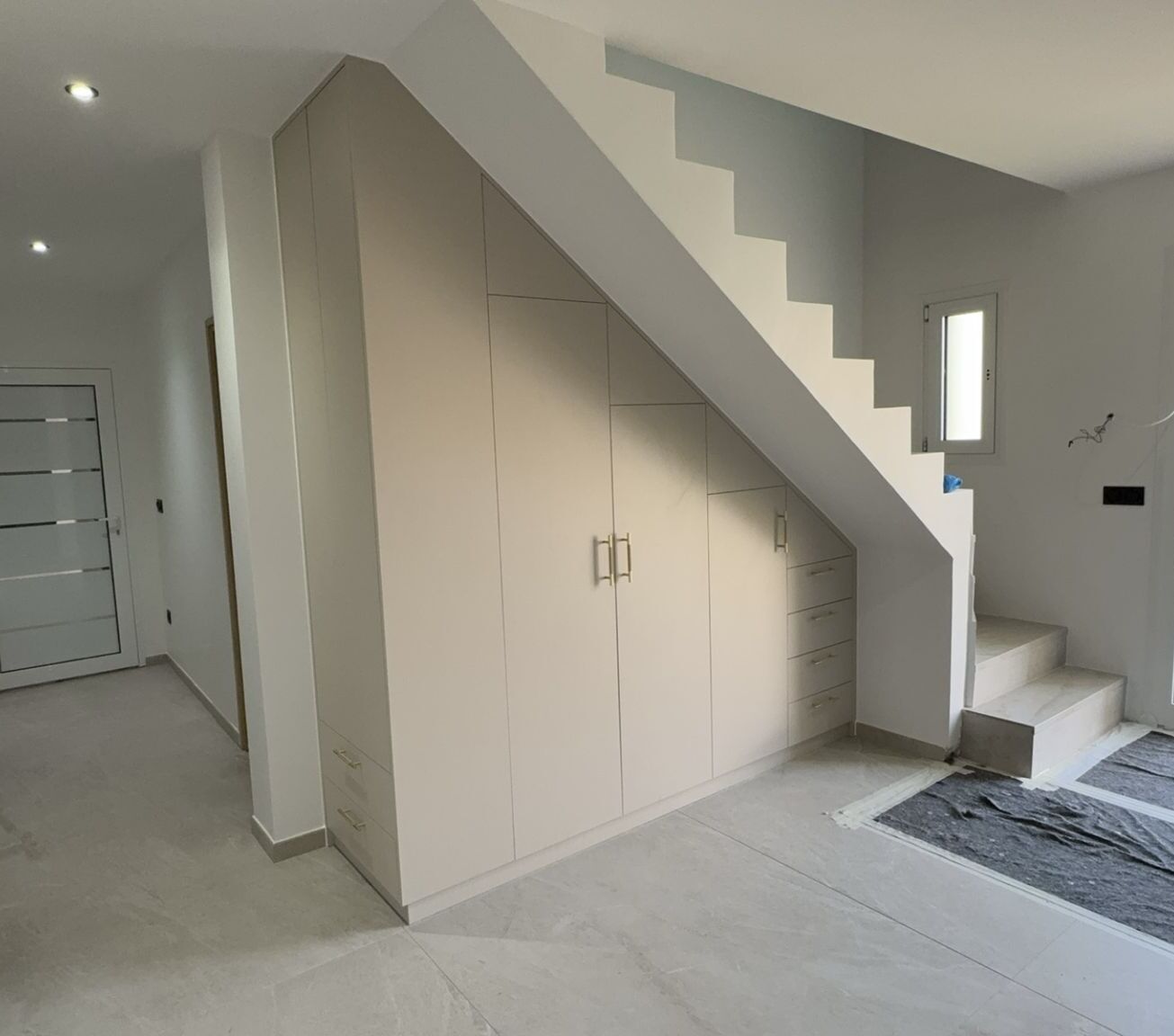 Rangements sous escalier