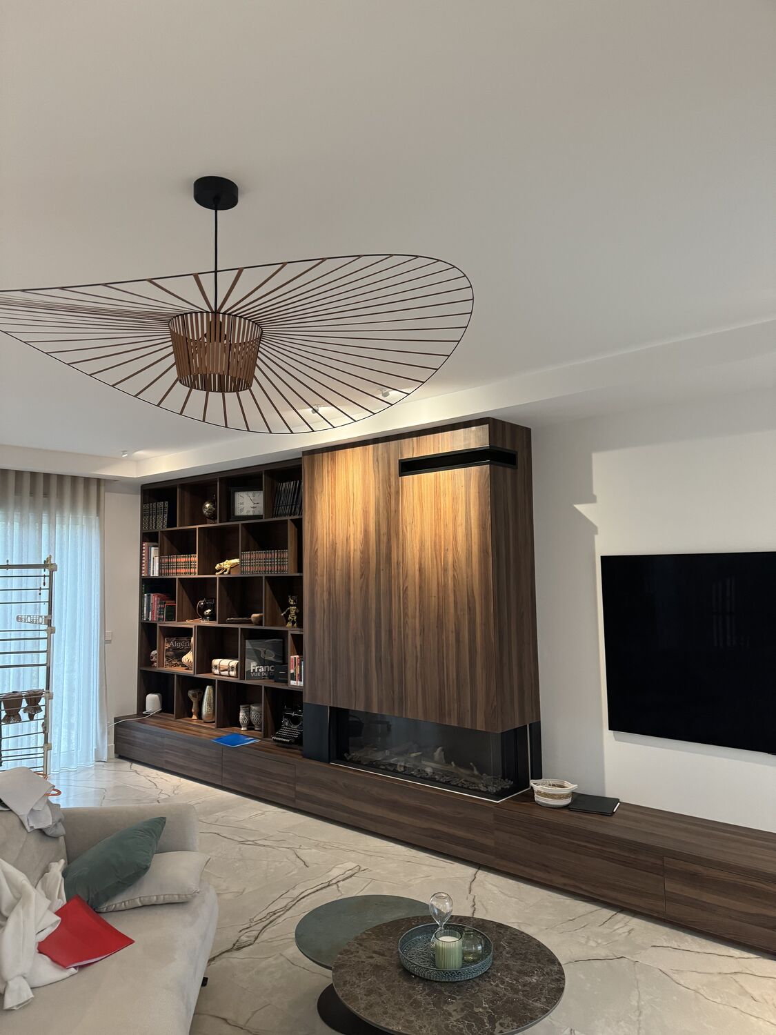 Ensemble salon sur mesure en placage noyer avec cheminée intégrée et meuble TV