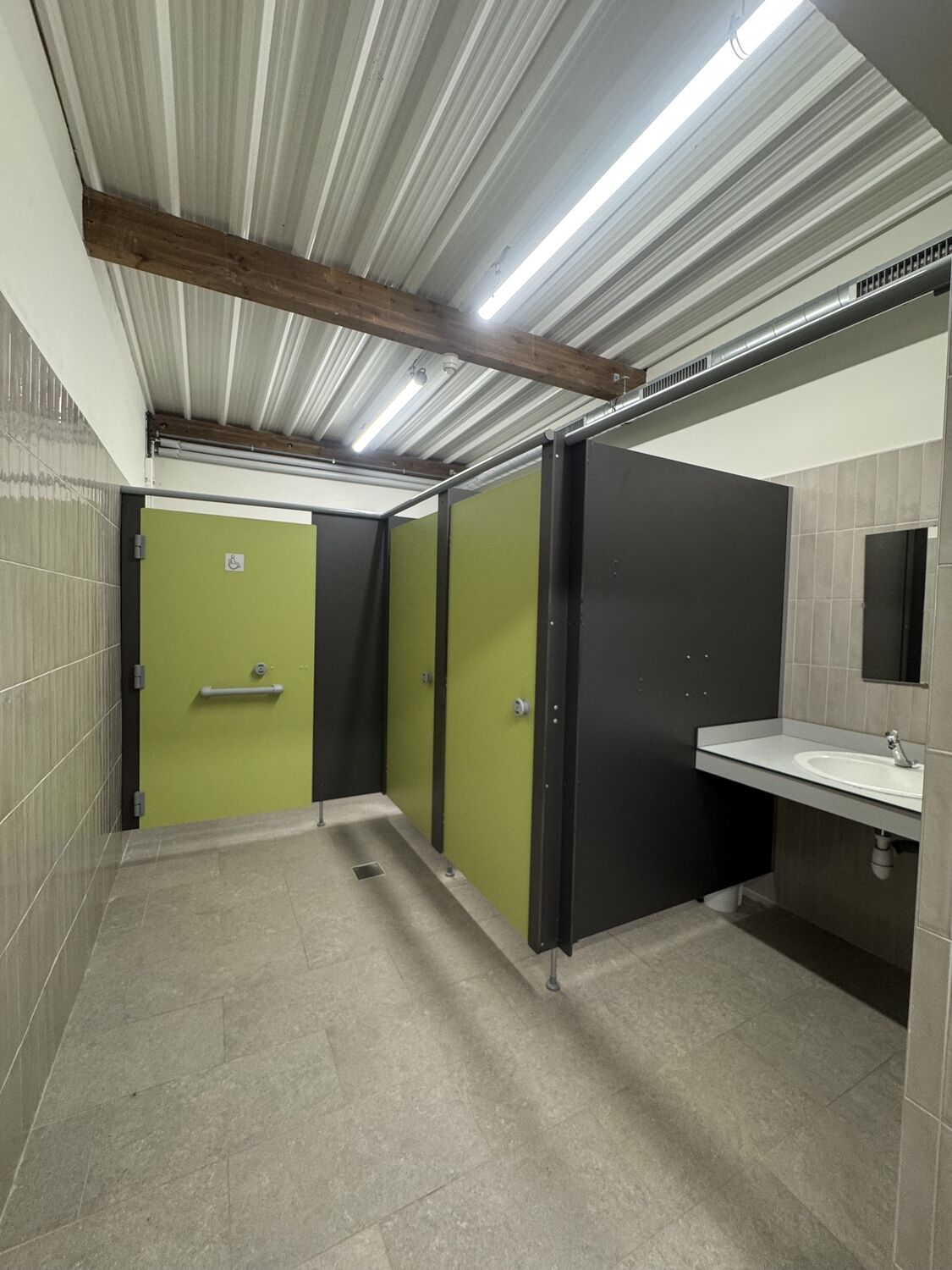 Bloc sanitaire cabines et plan vasque